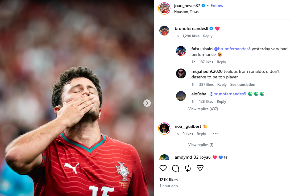Vẫn là post đó của Neves, Bruno Fernandes vào "thả tim" và bị một người dùng bình luận "ghen tức với Ronaldo, không xứng đáng là cầu thủ hàng đầu"