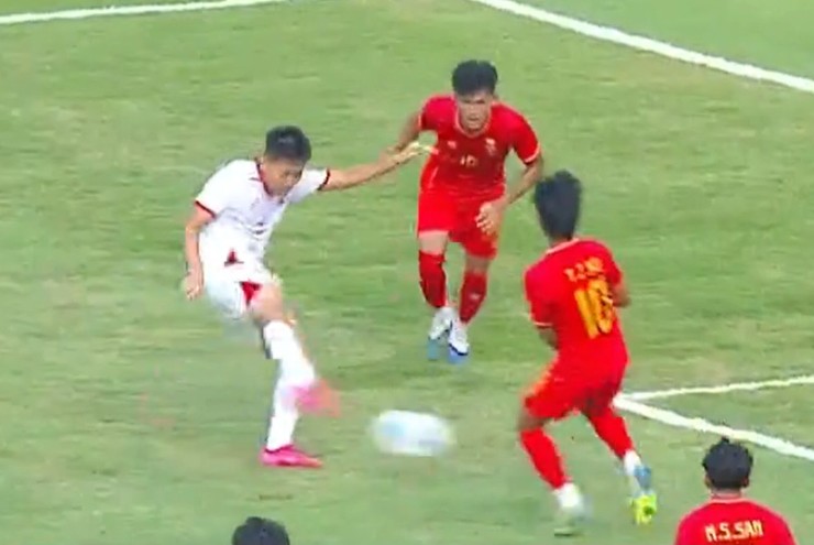 U19 Việt Nam dồn ép đối thủ liên tục