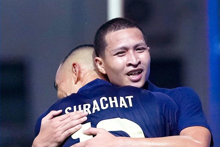 Thái Lan chơi khá rời rạc ở hiệp 1 nhưng ghi liền 2 bàn cuối hiệp