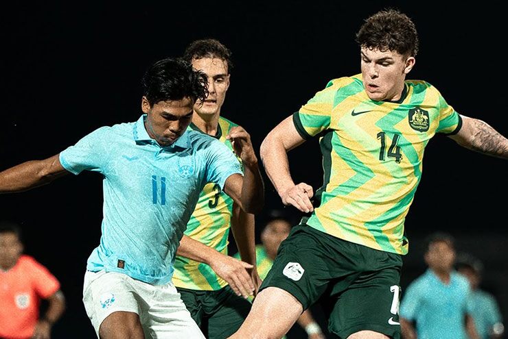U19 Australia (áo vàng) chơi áp đảo ở hiệp 1