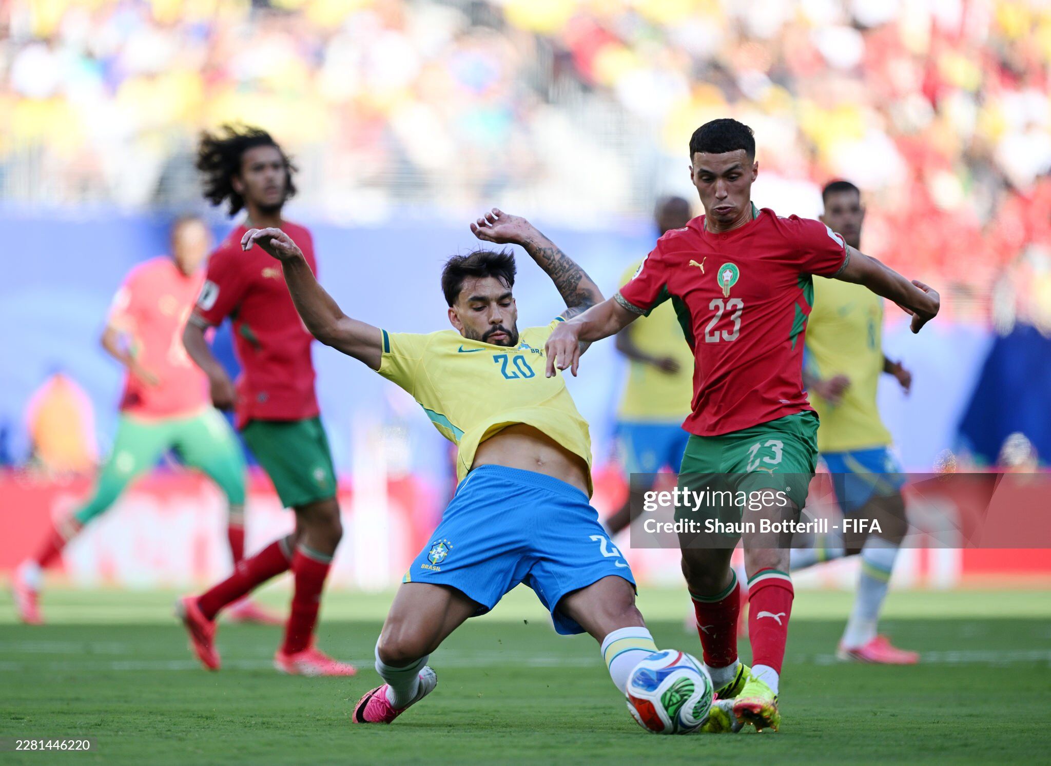 Brazil (áo vàng xanh) lép vế trước Morocco