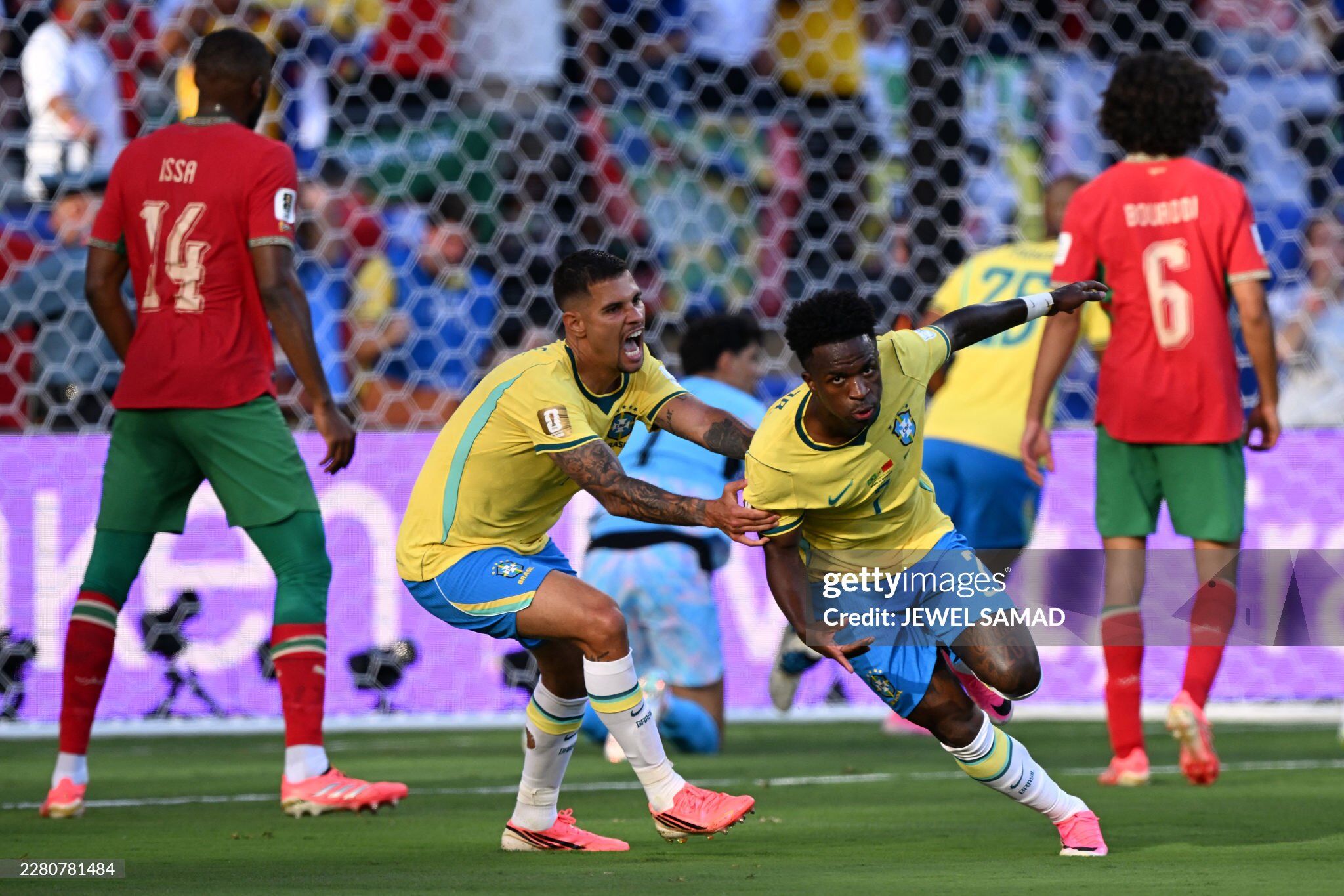 Vinicius trở thành cứu tinh của Brazil trước Morocco