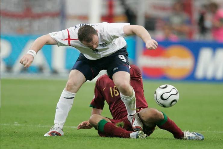 Trận tứ kết World Cup 2006 giữa Anh và Bồ Đào Nha: Wayne Rooney (số 9) trong pha va chạm dẫn đến chiếc thẻ đỏ trực tiếp sau tình huống giẫm lên người trung vệ Ricardo Carvalho (số 16).