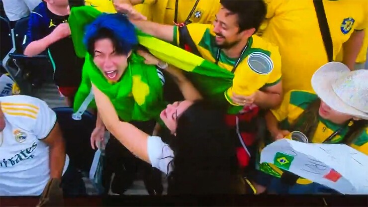 Khoảnh khắc fan Nhật Bản được phủ cờ Brazil giữa lúc không giấu nổi nỗi thất vọng