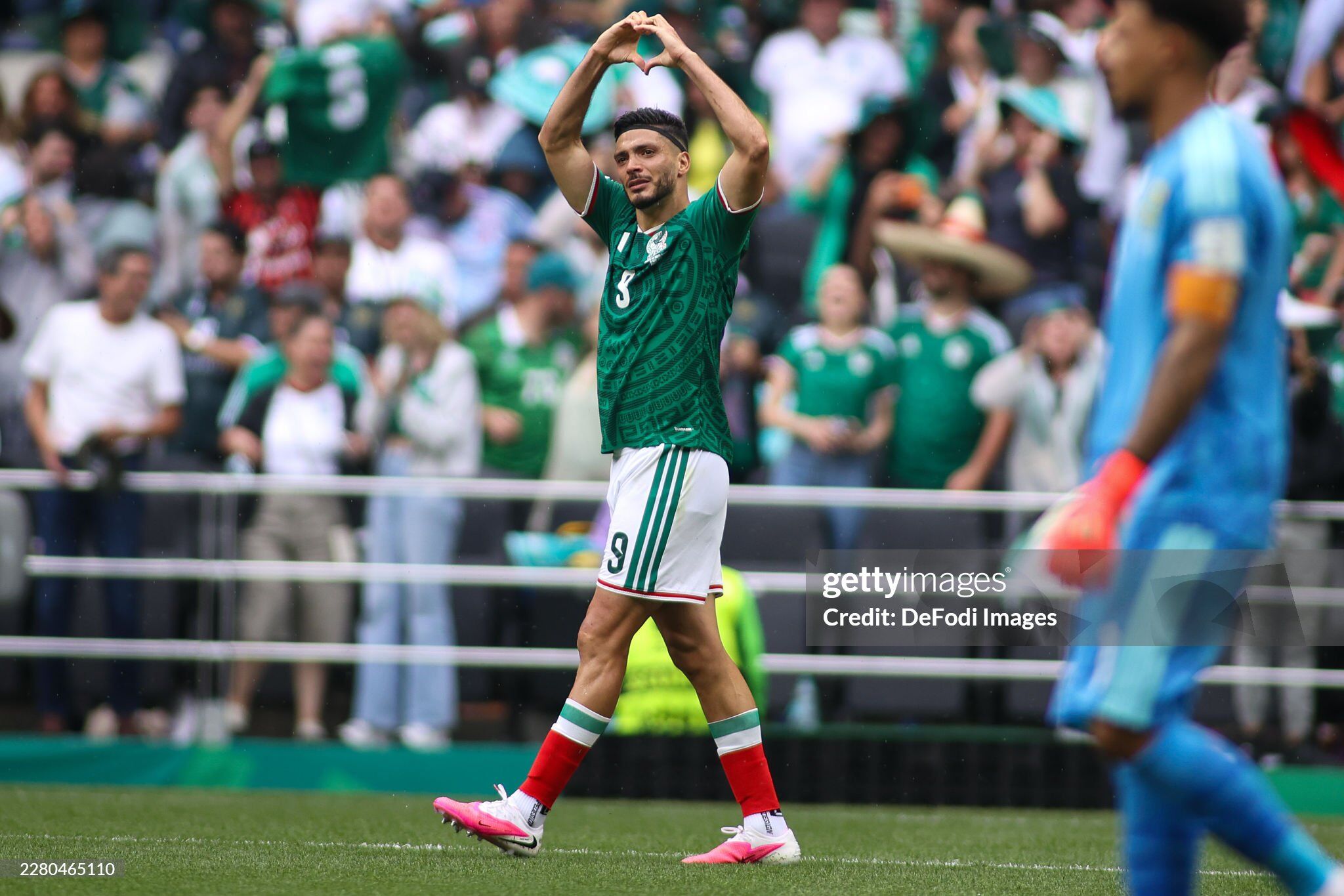 Raul Jimenez ghi bàn cho Mexico