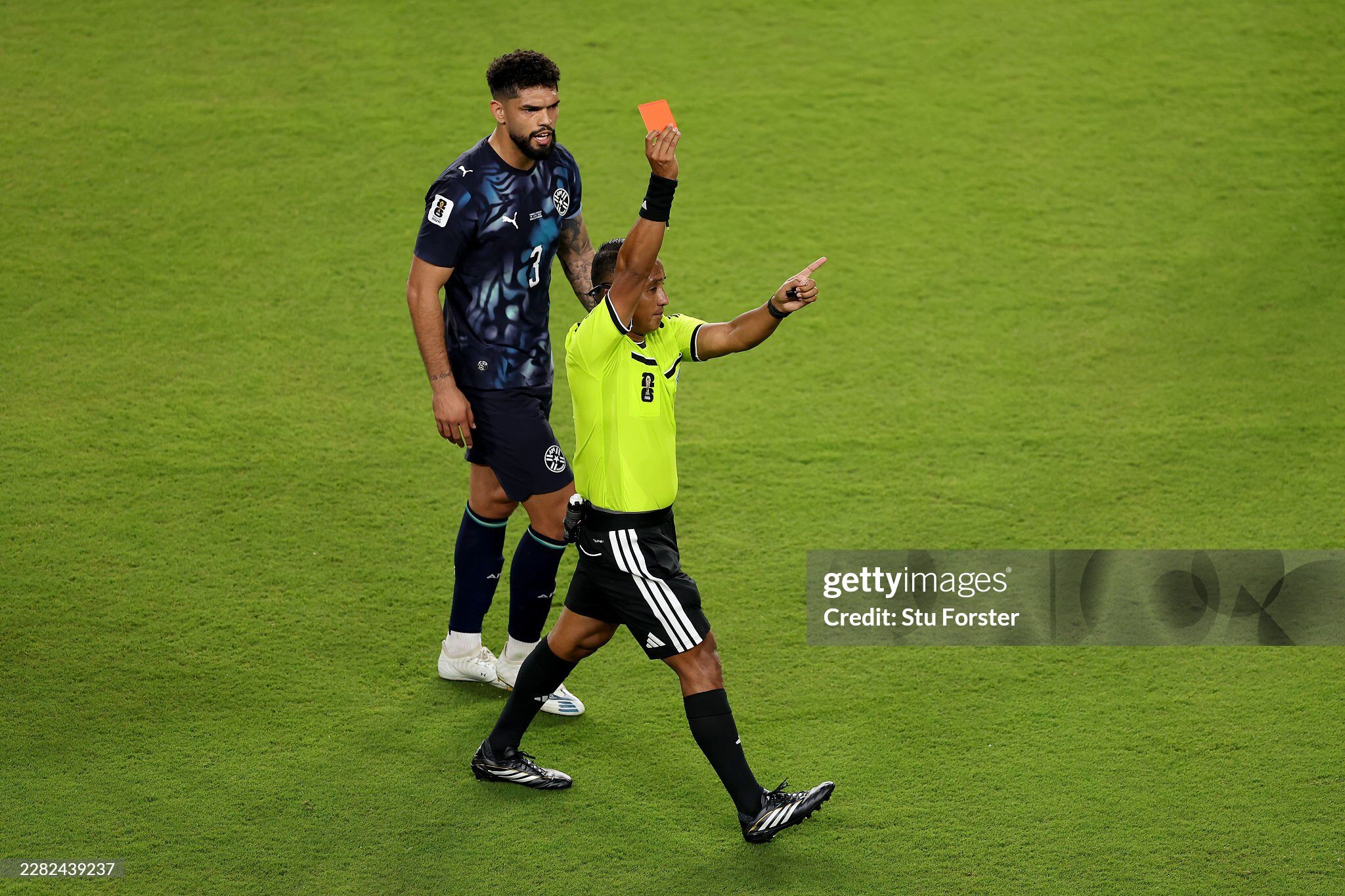 Almiron bị thẻ đỏ vì che miệng, luật lạ ở World Cup được áp dụng - 1