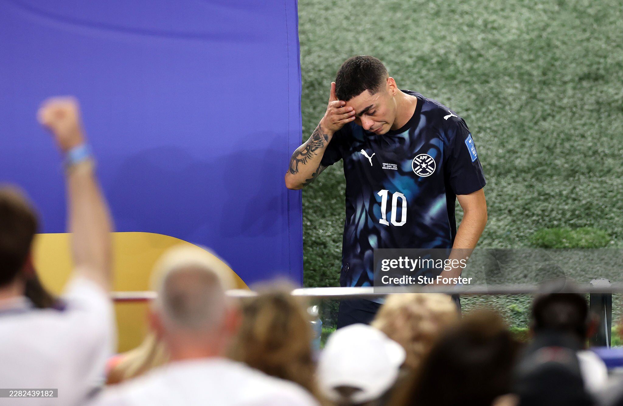 Almiron bị thẻ đỏ vì che miệng, luật lạ ở World Cup được áp dụng - 11