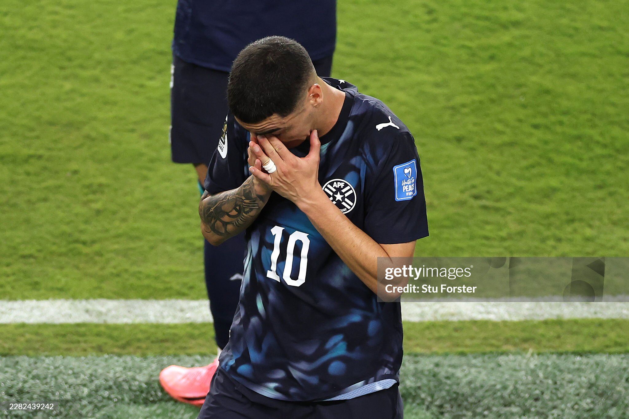 Almiron bị thẻ đỏ vì che miệng, luật lạ ở World Cup được áp dụng - 12