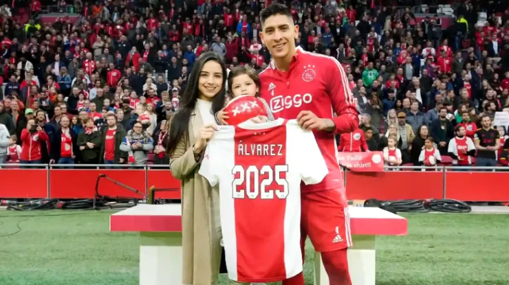 Hậu phương rực lửa: Shantal Mayo (vợ tiền vệ đội trưởng Mexico Edson Alvarez) cùng dàn WAGs Mexico đồng loạt đăng tải hình ảnh thắp lửa hậu phương, kêu gọi người hâm mộ phủ kín màu áo xanh lục tại khán đài, tạo nên hiệu ứng truyền thông cực mạnh.