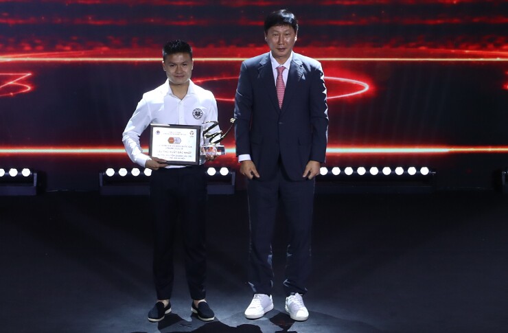 Thầy Kim trao giải "Cầu thủ xuất sắc nhất V-League 2025/26" cho Nguyễn Quang Hải. Ảnh BTC