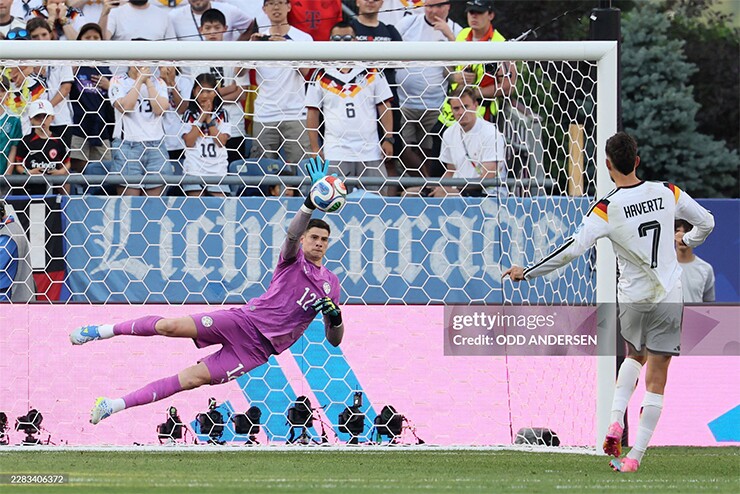 Kai Havertz bị thủ môn Paraguay cản phá ở&nbsp;loạt penalty