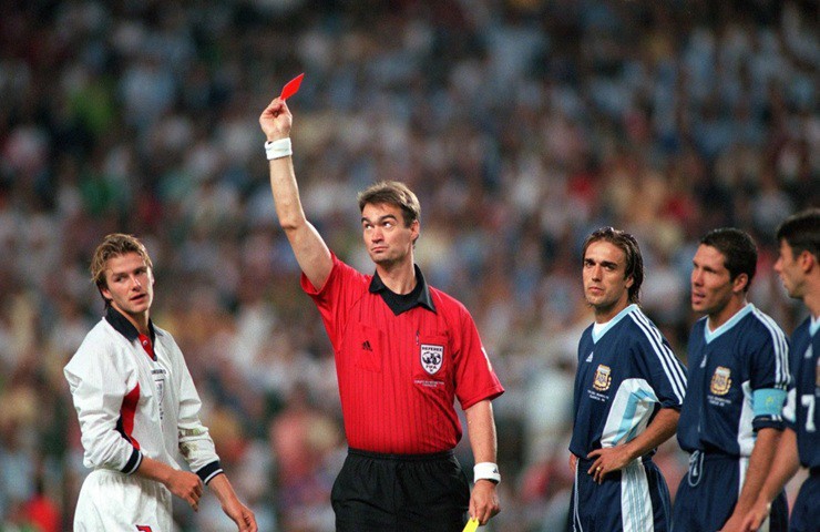 Beckham bị&nbsp;truất quyền thi đấu,&nbsp;trước khi ĐT&nbsp;Anh để thua Argentina trong loạt sút luân lưu