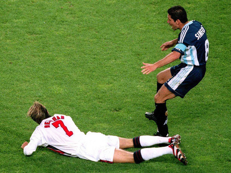 Simeone phản ứng dữ dội sau tình huống Beckham&nbsp;vung chân trả đũa
