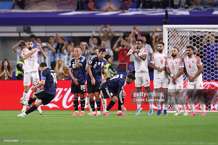 Messi tiếp tục tỏa sáng dù chỉ vào sân từ ghế dự bị