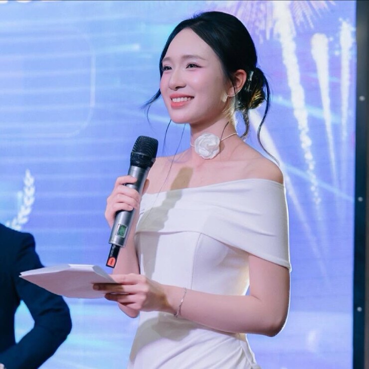 Cô vừa là người mẫu và vừa làm MC