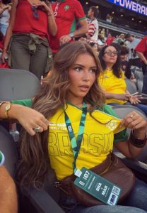 Fan nữ sexy nhất Brazil gây bão ở World Cup, gửi thông điệp đáng chú ý