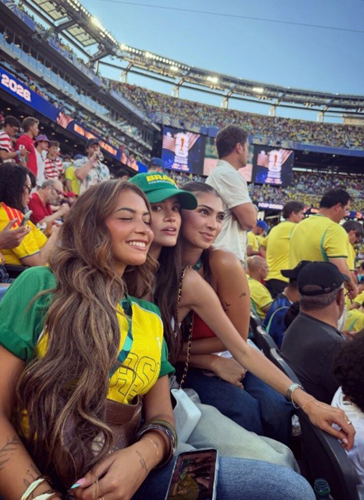 Fan nữ sexy nhất Brazil gây bão ở World Cup, gửi thông điệp đáng chú ý - 3