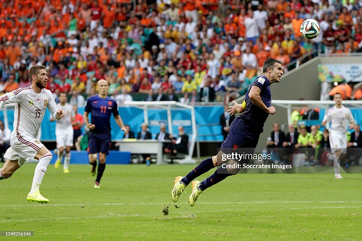 Van Persie bay người đánh đầu tạo nên siêu phẩm để đời tại World Cup 2014