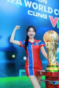 Người đẹp Yoga khoe vòng eo “con kiến” 60cm, hết mình cổ vũ Haaland ở World Cup