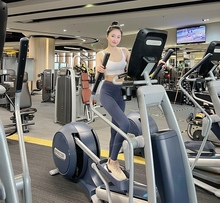 Người đẹp Yoga khoe vòng eo "con kiến" 60cm, hết mình cổ vũ Haaland ở World Cup - 8