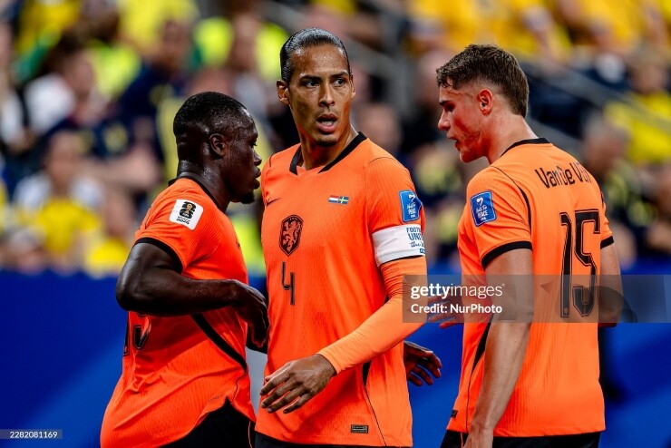 Van Dijk "mất cảm giác ở phần đùi" sau một tình huống va chạm