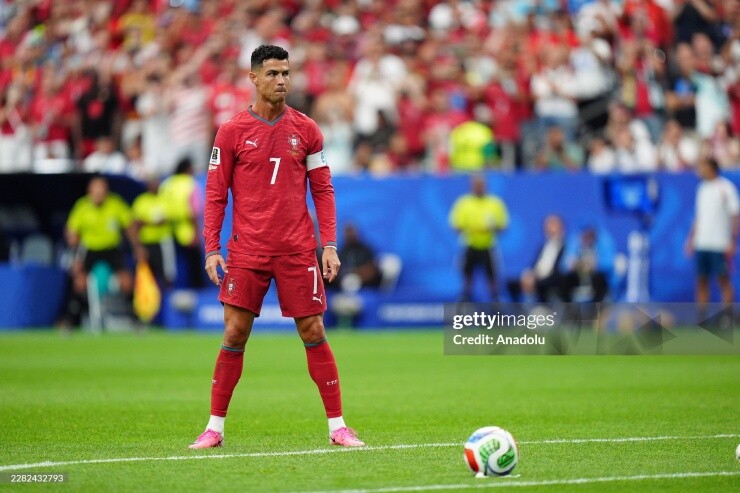 Ronaldo bước lên chấm đá phạt quen thuộc nhưng cả 2 lần, anh đều không phải là người trực tiếp thực hiện