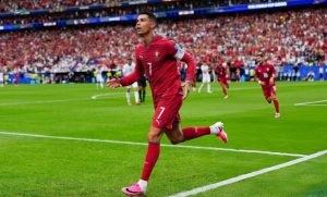 Siêu nhân Ronaldo thức tỉnh, Bồ Đào Nha đáng sợ hơn khi CR7 gạt bỏ cái “tôi”