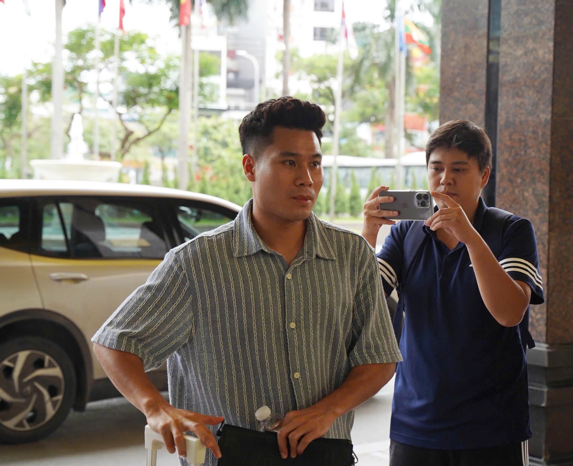 Sáng ngày 22/6, các tuyển thủ Việt Nam đã bắt đầu xuất hiện ở nơi đóng quân của ĐT Việt Nam ở Hà Nội. Một trong những tuyển thủ có mặt sớm nhất là hậu vệ Trương Tiến Anh của CLB Ninh Bình.