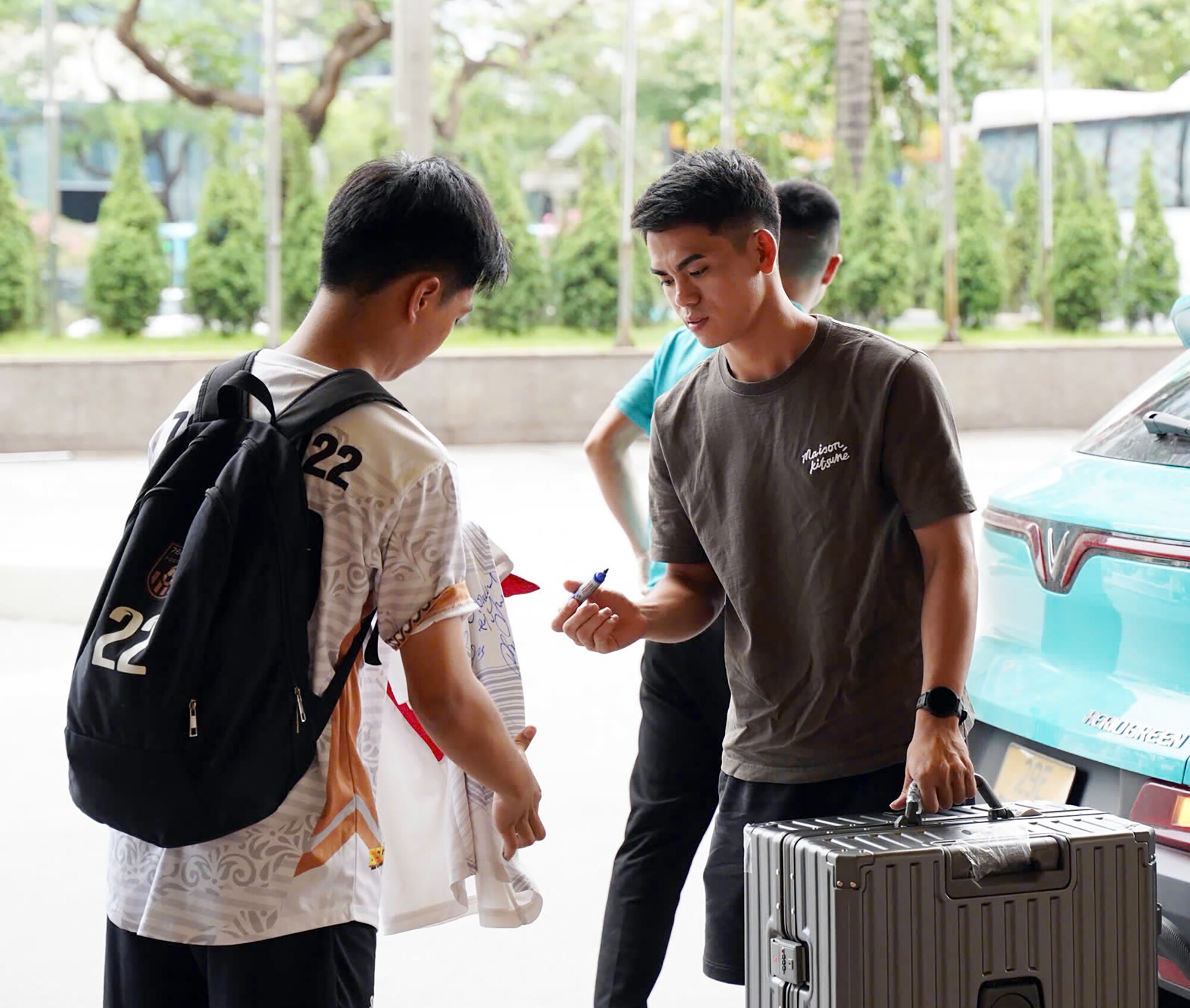 Trong khi Khuất Văn Khang đi taxi đến nơi đóng quân của ĐT Việt Nam.