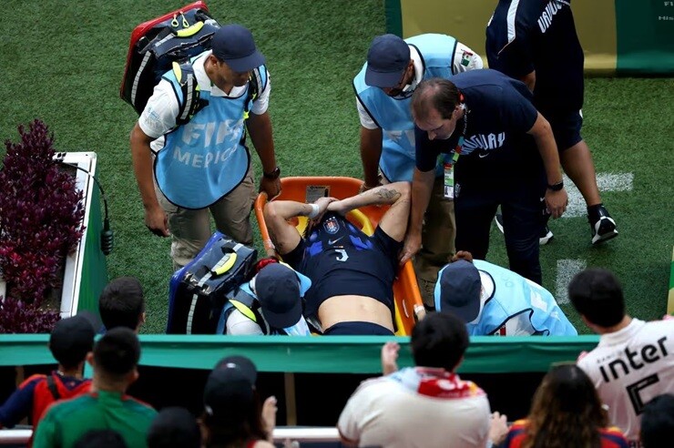 Ugarte&nbsp;rời sân trên cáng trong nước mắt ở&nbsp;trận đấu&nbsp;giữa Uruguay và Tây Ban Nha