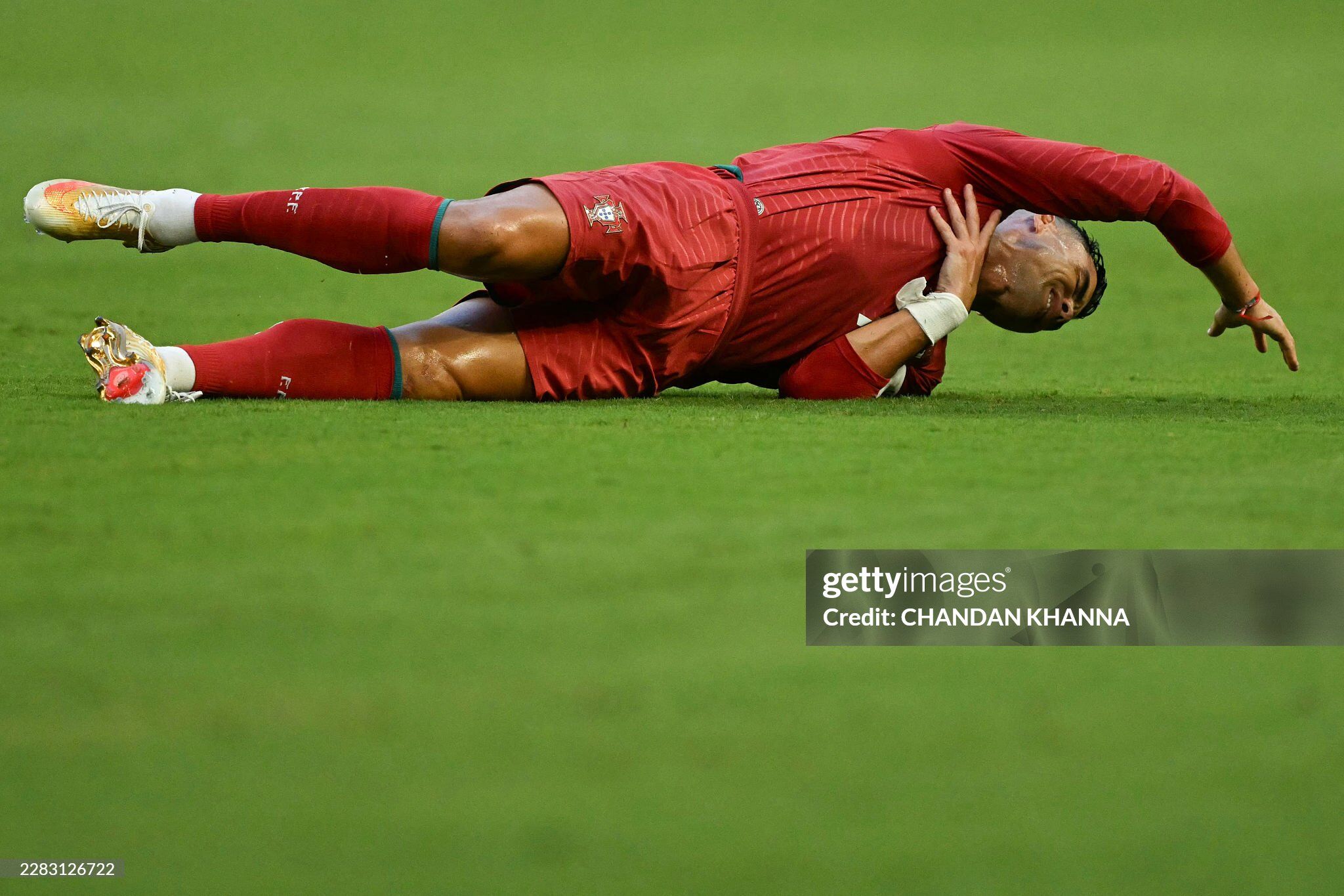 Tình huống HOT Bồ Đào Nha - Colombia: Ronaldo ôm vai đau đớn, hụt siêu phẩm - 2