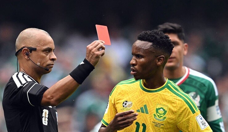 Ba thẻ đỏ trong trận đấu giữa Mexico và Nam Phi là kỷ lục cho trận mở màn của một kỳ World Cup