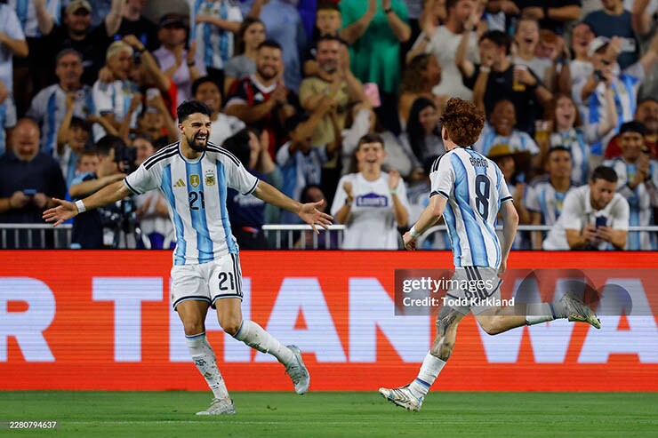 Argentina có bàn thắng sớm trước Iceland
