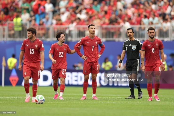 Ronaldo "tịt ngòi", Bồ Đào Nha bị cầm hòa ở trận ra quân
