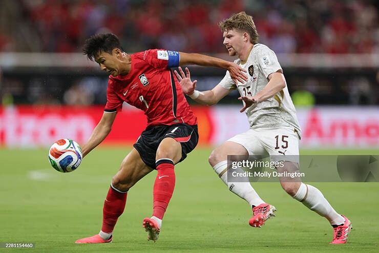 Son Heung Min (áo đỏ) thi đấu nỗ lực