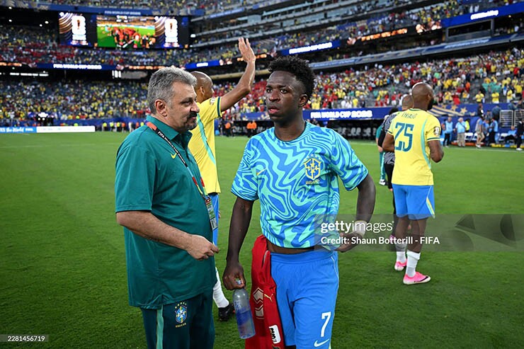 Vinicius được trao danh hiệu Cầu thủ xuất sắc nhất trận Brazil - Morocco