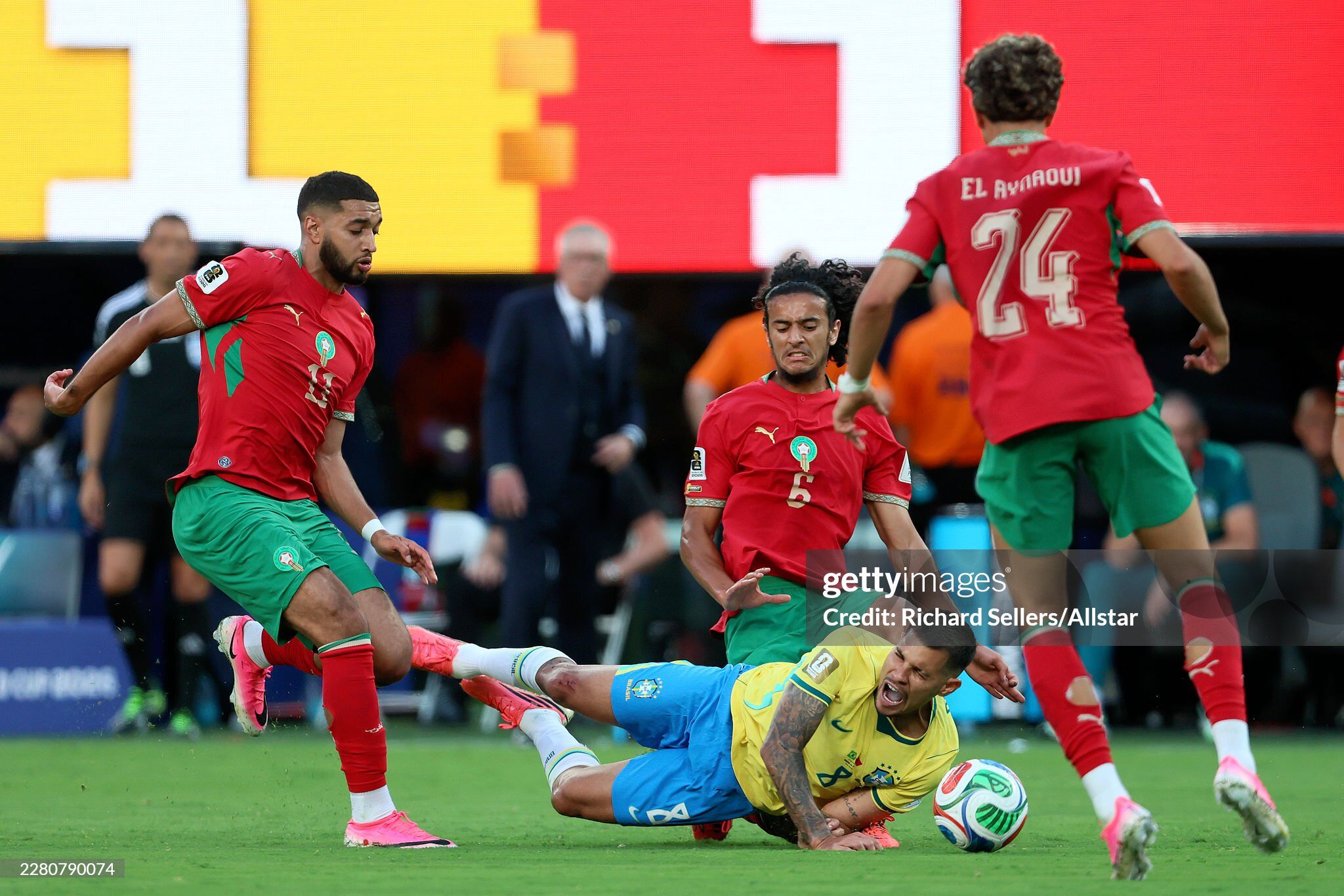 Brazil gặp nhiều khó khăn trước Morocco (áo đỏ)