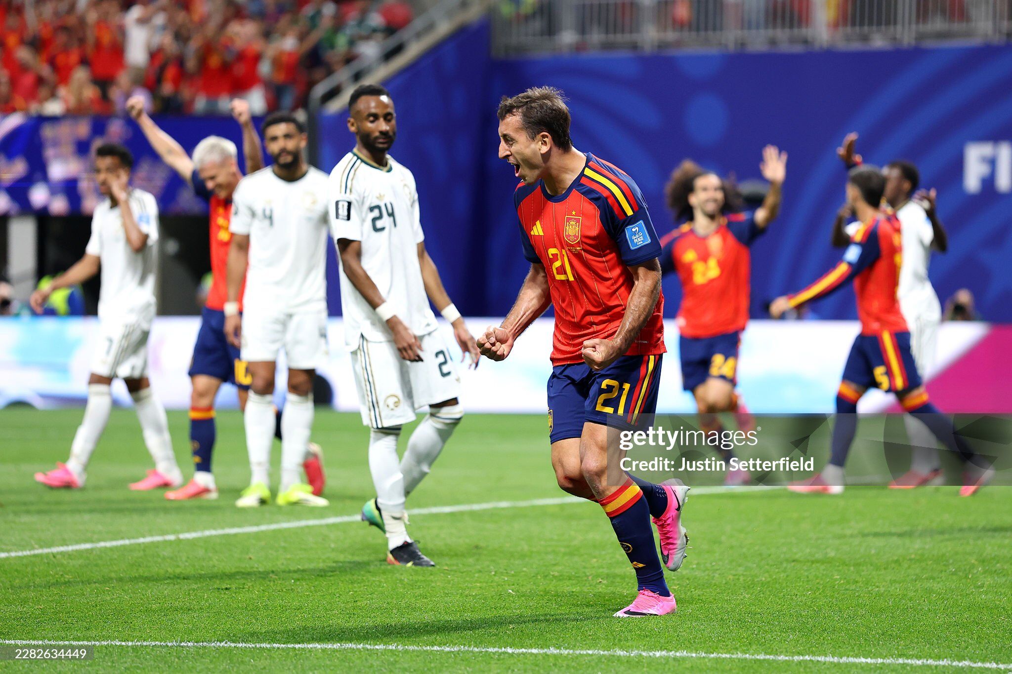 Mikel Oyarzabal cũng biết cách để ghi dấu ấn cá nhân