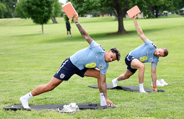Các tuyển thủ Anh ra công viên đổi gió bằng các bài tập yoga.