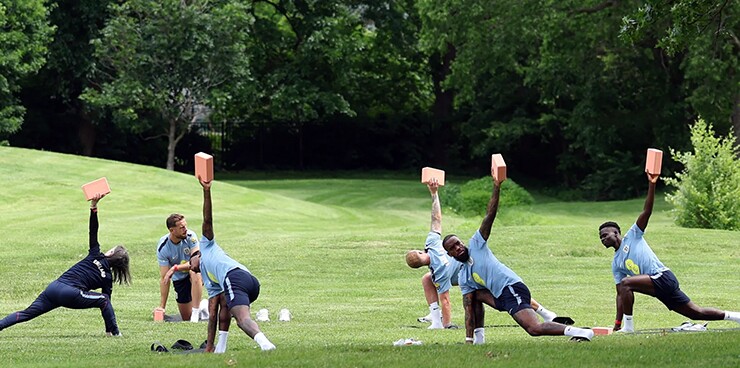 Dàn sao tuyển Anh khiến dân Mỹ ngỡ ngàng khi ra công viên tập yoga.