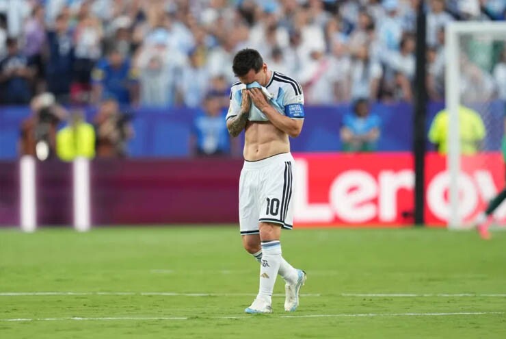Messi rơi nước mắt