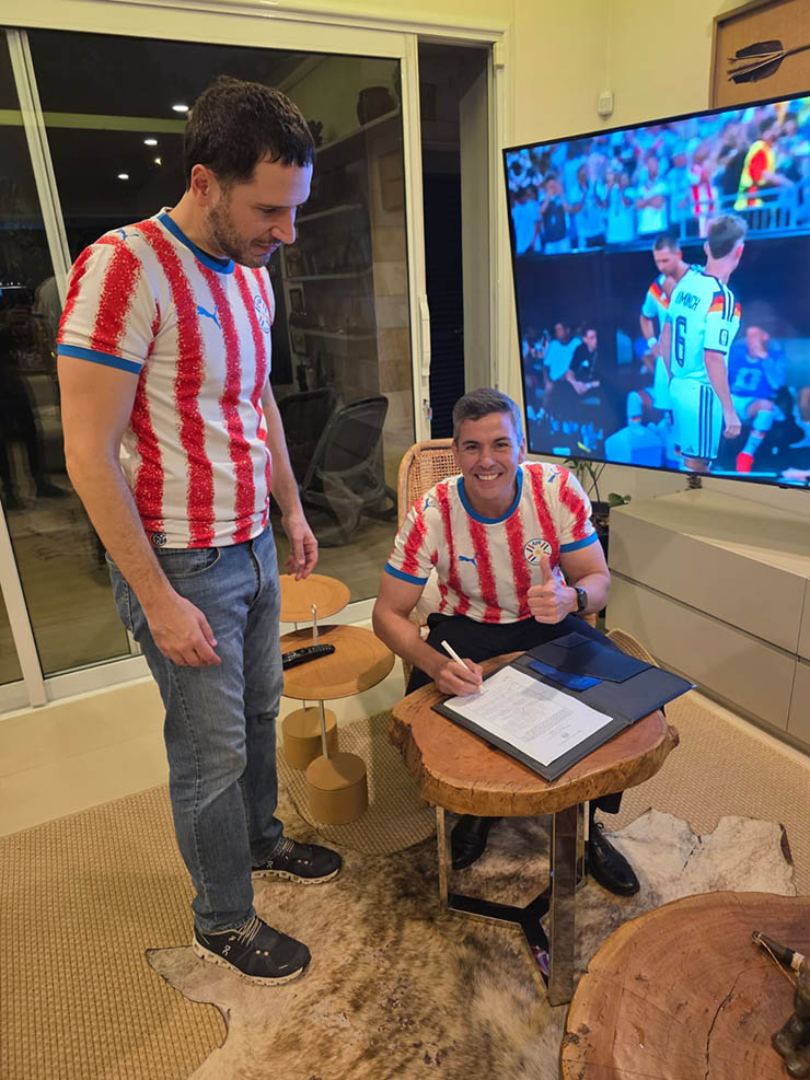Tổng thống Paraguay - ông&nbsp;Santiago Pena (ngồi ghế) cho phép cả nước được nghỉ lễ để ăn mừng chiến thắng của ĐTQG tại World Cup 2026