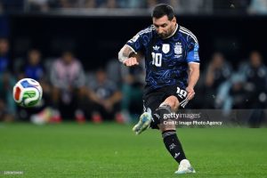 Đỉnh cao Messi ghi siêu phẩm đá phạt: Cứ ra chân là có kỷ lục mới