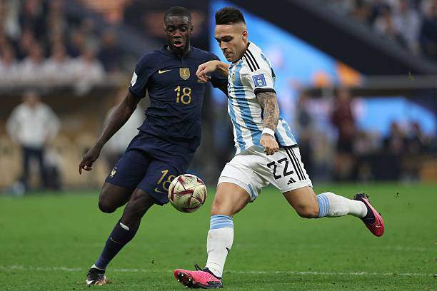 Upamecano (Bayern) và Lautaro Martinez (Inter) ở chung kết 2022, tiếp nối truyền thống cầu thủ của Bayern và Inter luôn góp mặt ở chung kết World Cup trong 40 năm