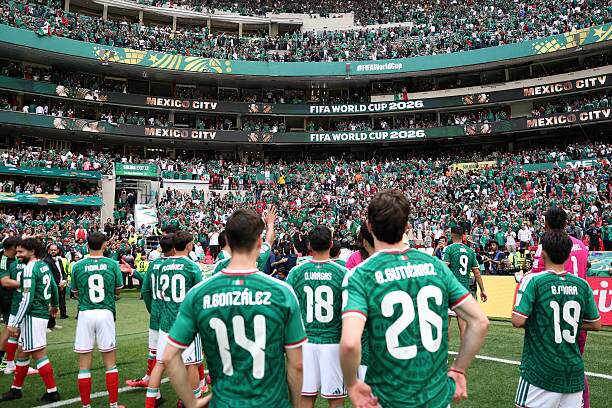 Các tuyển thủ Mexico chào và cảm ơn các fan sau trận một cách khá gượng gạo, sau khi họ bị la ó ở cuối trận vì chuyền đi chuyền lại dù Nam Phi chỉ còn 9 người