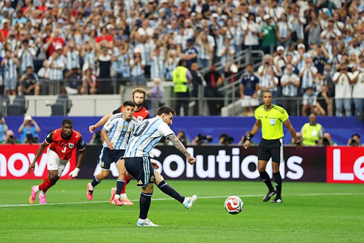 Messi thực hiện quả penalty không tốt, đưa bóng đi ra ngoài và nếu có đi vào trong cũng sẽ dễ bị thủ môn cản được