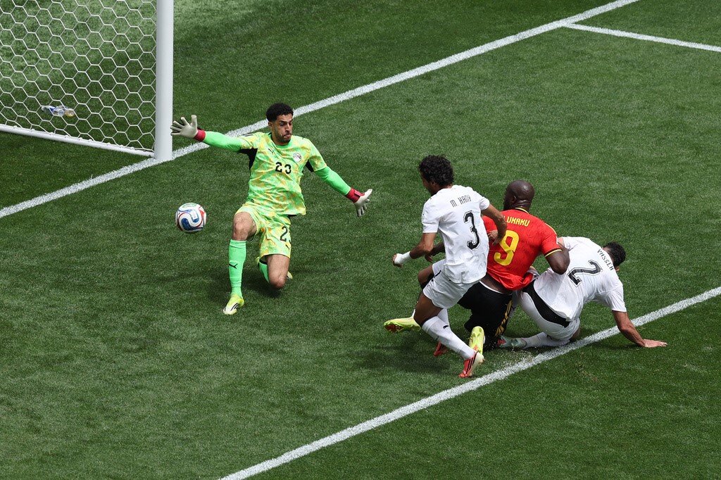 Lukaku lao vào bất chấp sự đeo bám của 2 cầu thủ Ai Cập, và 1 trong số đó đã vô tình đốt lưới nhà