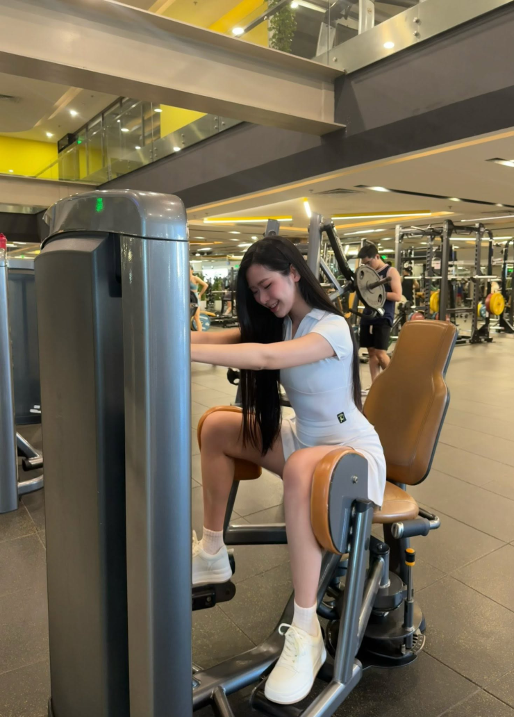 Ngoài chơi bóng, Quý Lan cũng tập gym để duy trì vóc dáng cân đối 