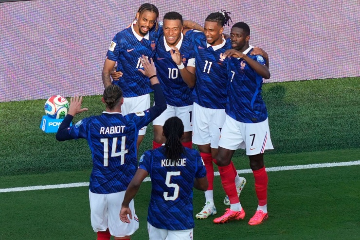 Mbappe có cả một dàn đồng đội chất lượng làm bệ phóng tới các kỷ lục. Ảnh: AP