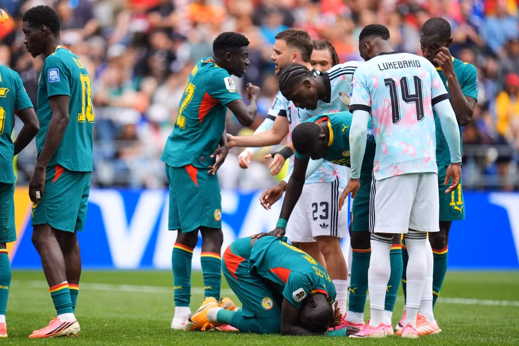 'Địa ngục' chờ đón tuyển Senegal trong ngày rời World Cup trở về nhà - 2